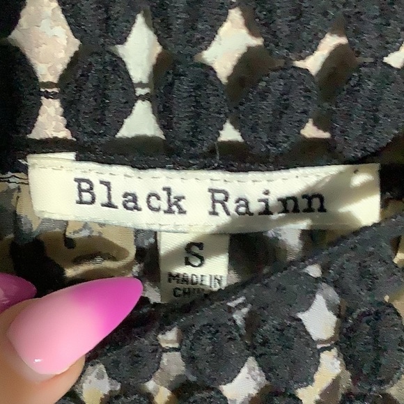 Black Rainn - Sz S - poncho style Tank top - crochet holes trim on top wavy hem - Picture 3 of 7